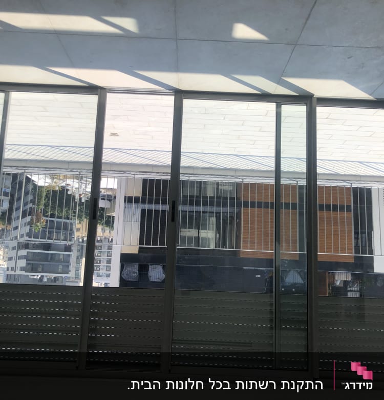 חלונות אלומיניום גדולים עם תריסים